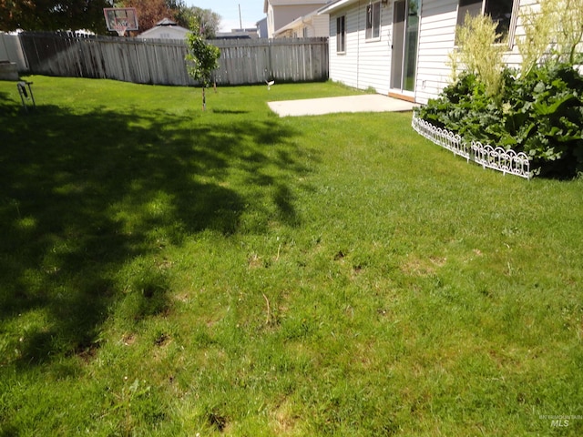 909 W Oakmont Ave, Nampa, ID 83686 - view of yard with a patio area