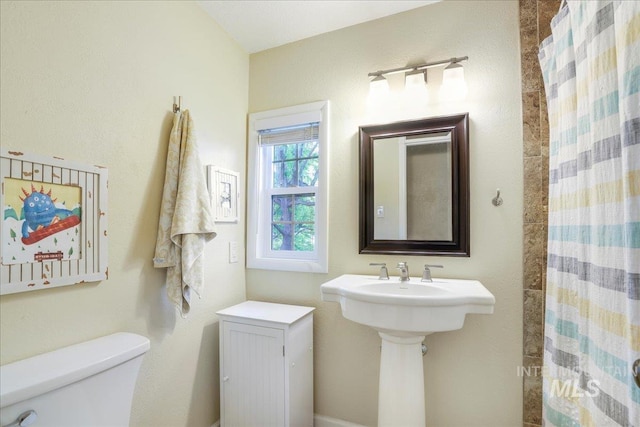 1037 Pahsimeroi Dr, Twin Falls, ID 83301 - full bathroom featuring toilet and a shower with curtain