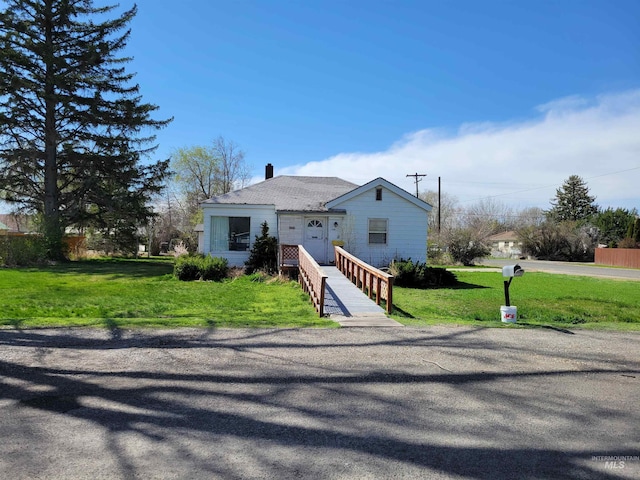 1105 California St, Gooding, ID 83330 - bungalow featuring a chimney and a front lawn