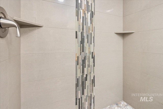 bathroom featuring tiled shower