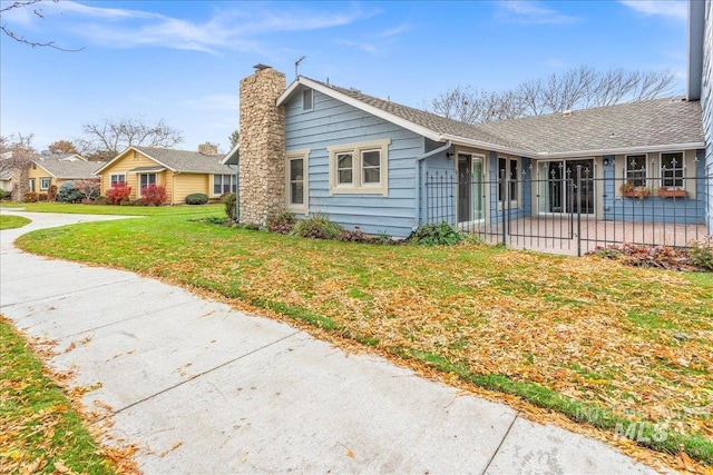 view of front facade with a front yard