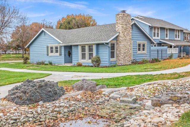 view of front of home featuring a front yard