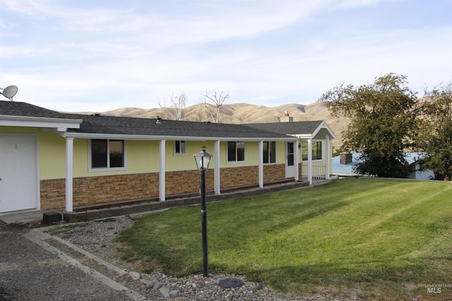 930 Coulter Ln, Clarkston, WA 99403 - view of front of property with stone siding, a front lawn, and a mountain view
