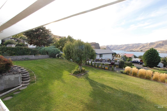 view of yard featuring a mountain view