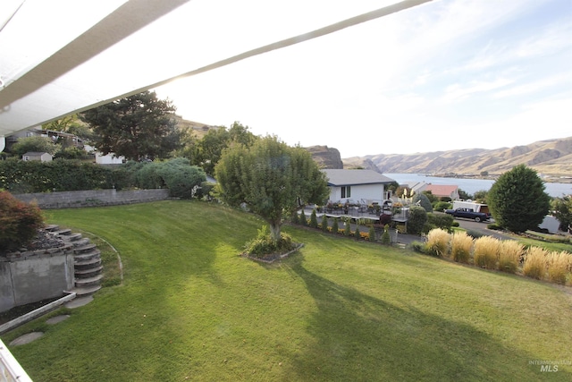 930 Coulter Ln, Clarkston, WA 99403 - view of grassy yard featuring a mountain view