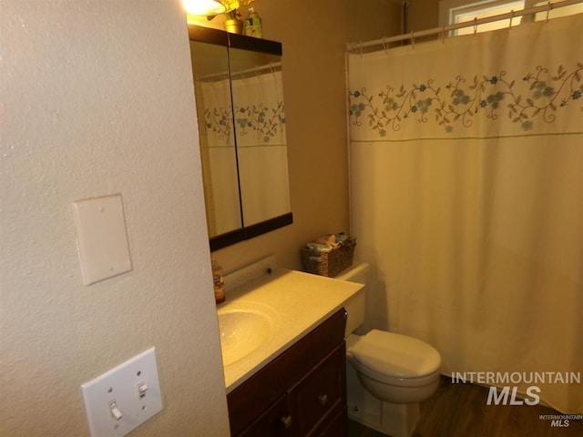 1835 Lincoln St, Mountain Home, ID 83647 - full bath featuring vanity, a textured wall, toilet, and curtained shower