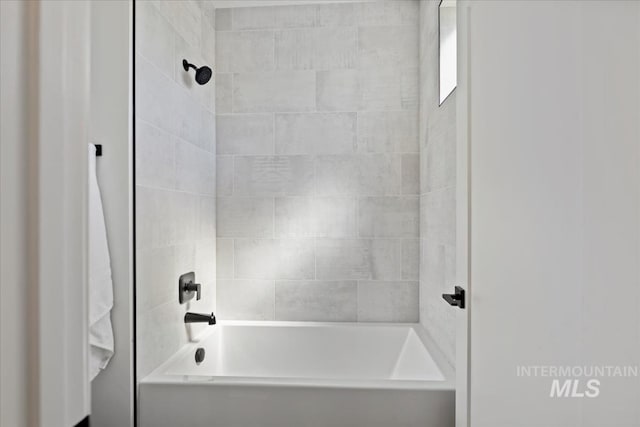 bathroom with tiled shower / bath combo