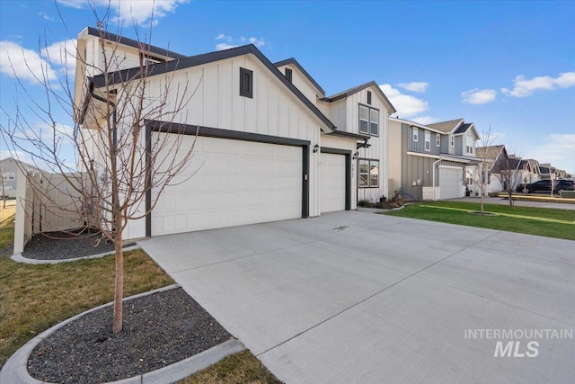 view of front facade featuring a garage and a front yard