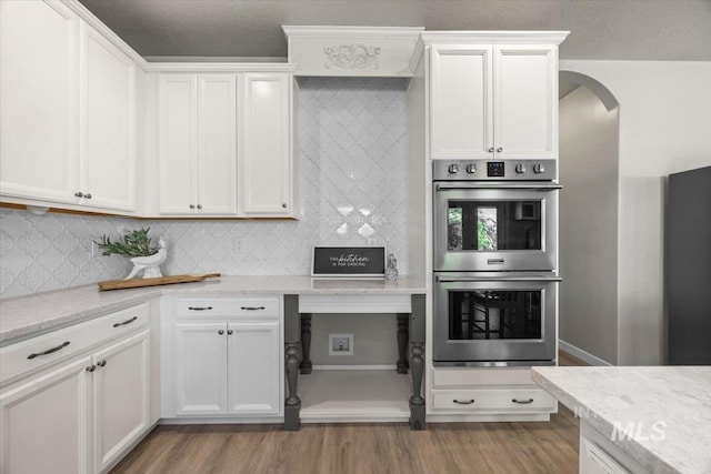 120 Pilgrim Way, Middleton, ID 83644 - kitchen featuring stainless steel double oven, light wood-style flooring, and tasteful backsplash