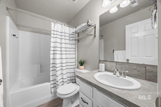 120 Pilgrim Way, Middleton, ID 83644 - full bath featuring shower / tub combo with curtain, vanity, toilet, and a textured wall