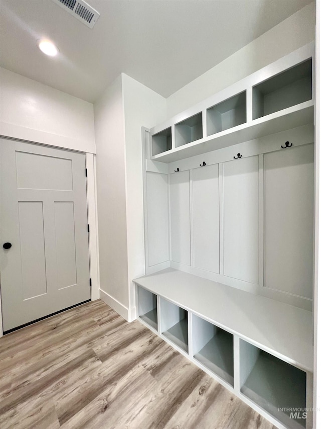 mudroom with light wood-style floors, visible vents, and recessed lighting