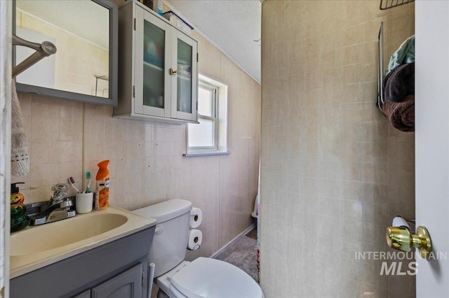 816 Denver St, Caldwell, ID 83605 - bathroom with toilet, vanity, and tile walls