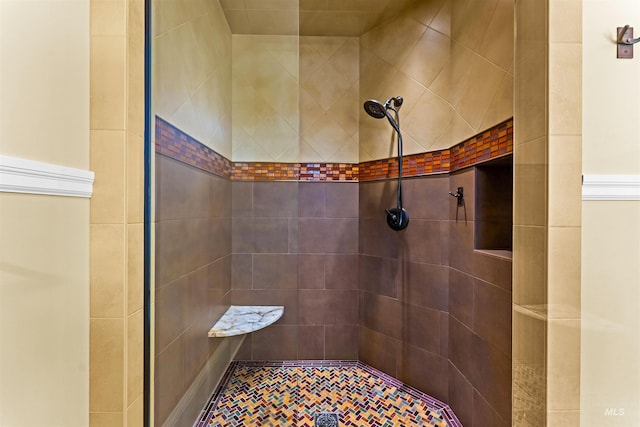 bathroom featuring a tile shower