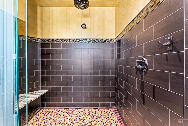 bathroom featuring tiled shower