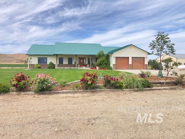 single story home featuring a garage and a front yard