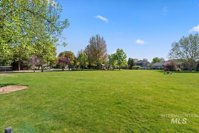 view of property's community featuring a yard