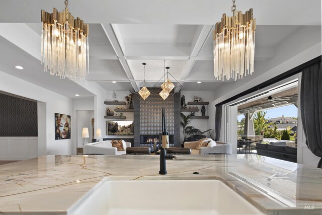 room details featuring sink and an inviting chandelier