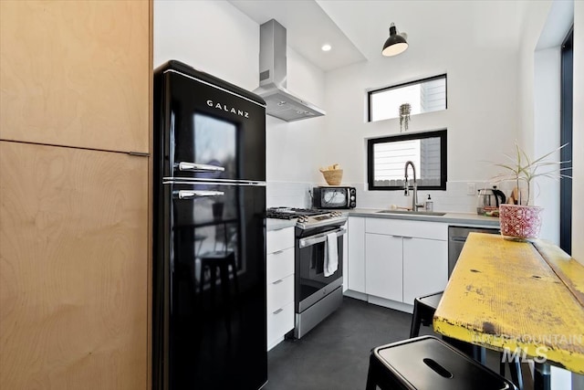 kitchen with sink, white cabinetry, stainless steel appliances, tasteful backsplash, and island exhaust hood