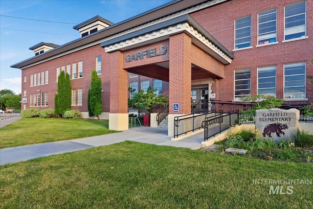 exterior space featuring a lawn