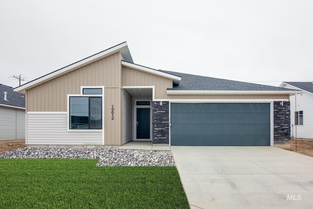 view of front of house featuring a garage and a front lawn