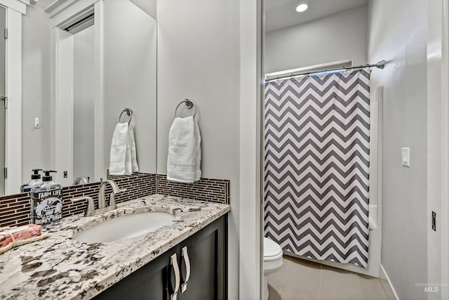 bathroom with toilet, vanity, tasteful backsplash, and a shower with shower curtain