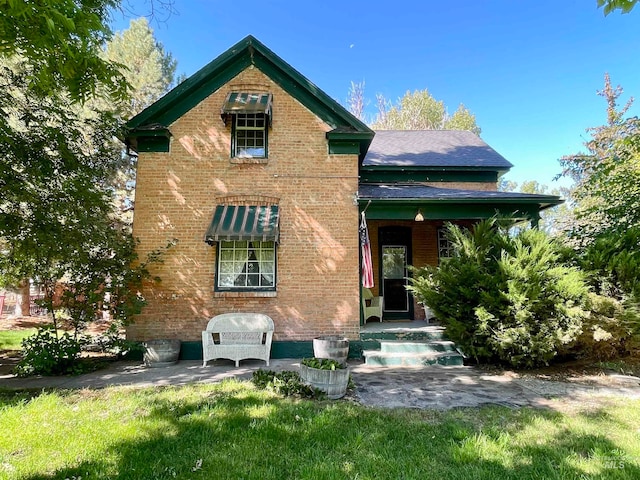 view of front of house with a front lawn