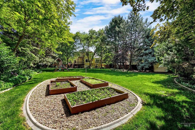 2383 E Lenox Ct, Eagle, ID 83616 - view of grassy yard featuring a garden and view of wooded area