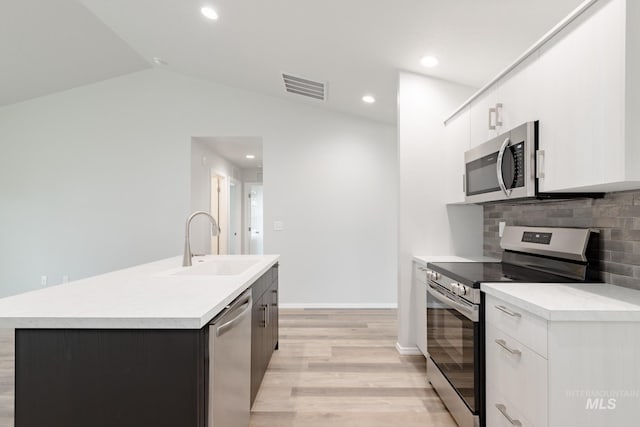 5315 E Burnte Peak St, Nampa, ID 83687 - kitchen with appliances with stainless steel finishes, a sink, light wood finished floors, light countertops, and recessed lighting