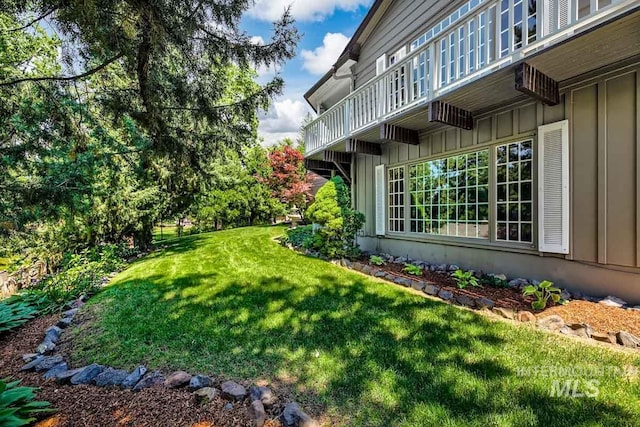 928 N Argyll Dr, Boise, ID 83702 - view of green lawn featuring a balcony