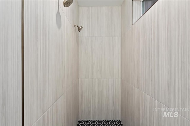 room details featuring a tile shower