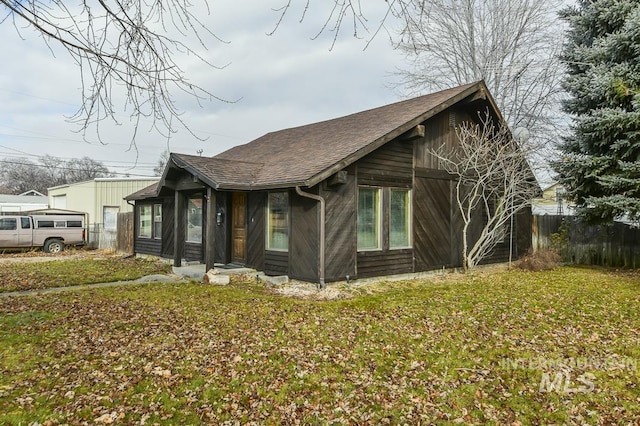 view of front facade with a front lawn