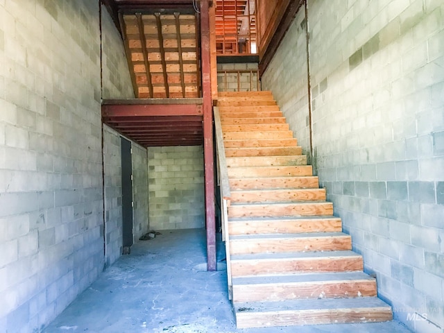 staircase featuring concrete floors