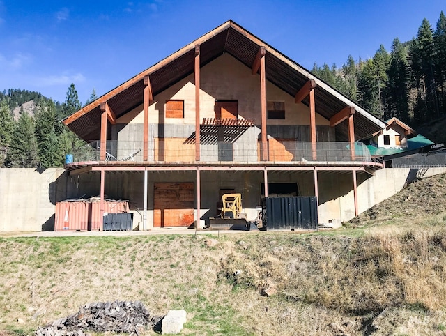 back of house featuring a hot tub