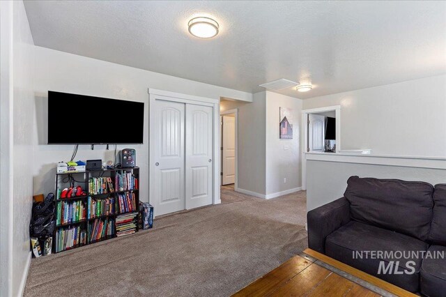 living area with carpet floors and baseboards