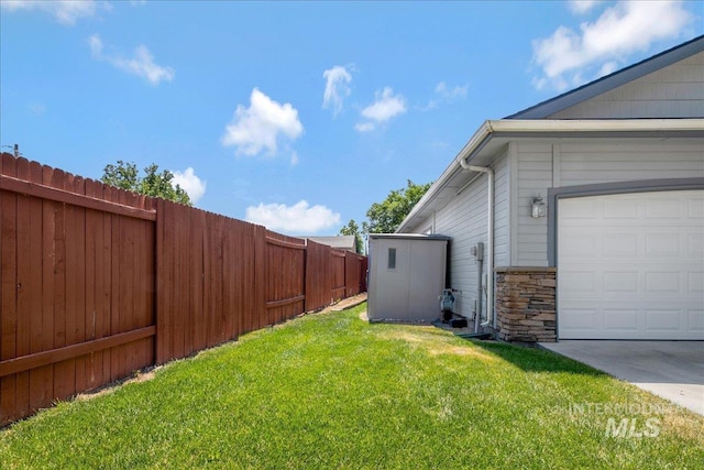 9425 W Java Ct, Boise, ID 83704 - view of yard featuring a garage