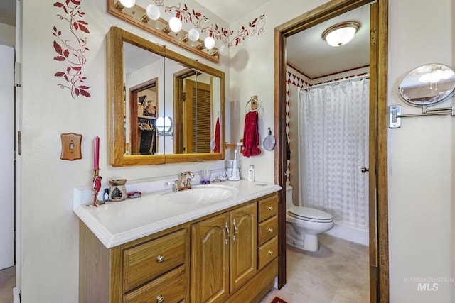 full bathroom featuring a shower with shower curtain, vanity, and toilet