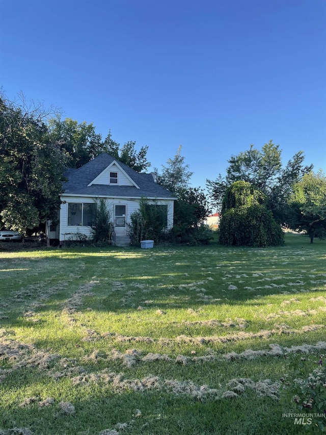 view of front of house featuring a front yard