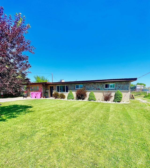 ranch-style house featuring a front yard