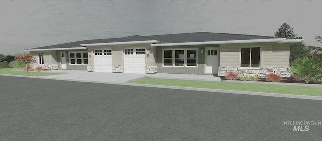 view of front of house featuring a garage and driveway