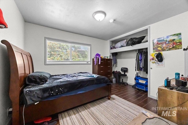 77 S Canyon St, Nampa, ID 83651 - bedroom with wood tiled floors, a closet, and a textured ceiling