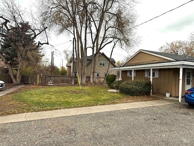 view of front of home featuring a front yard