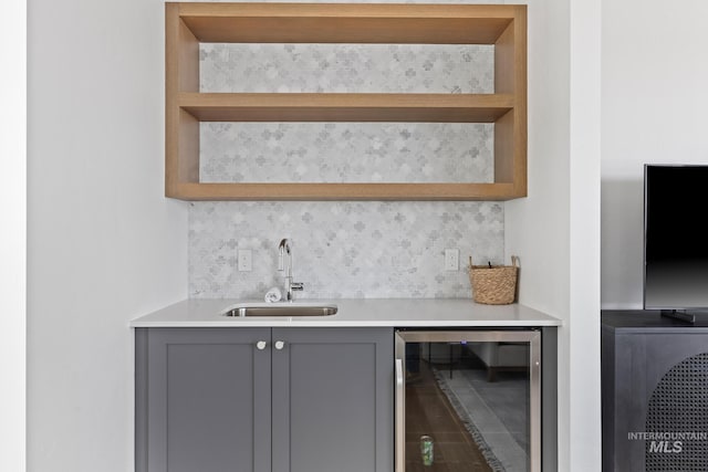 885 E Joplin Ln, Eagle, ID 83616 - indoor wet bar featuring wine cooler and tasteful backsplash