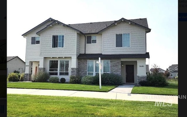 view of front of property featuring a front yard