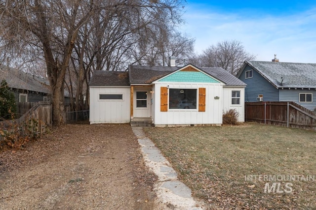 view of front of property with a front yard