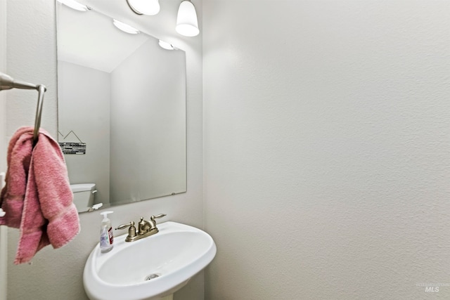 bathroom featuring a sink