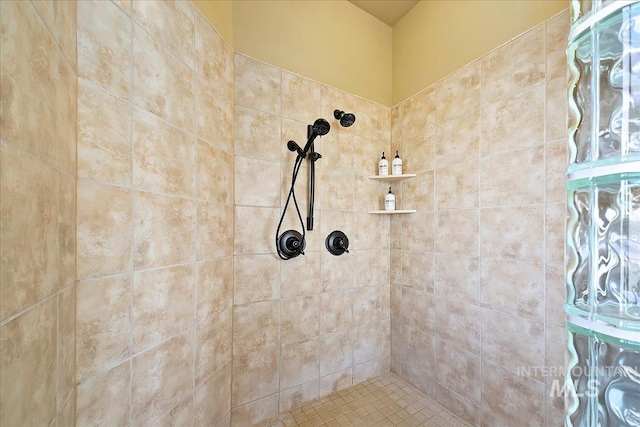 bathroom featuring a tile shower