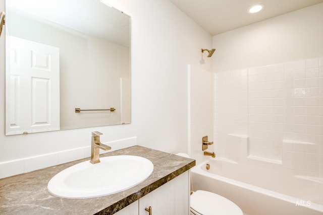 full bath with shower / bath combination, toilet, vanity, and recessed lighting