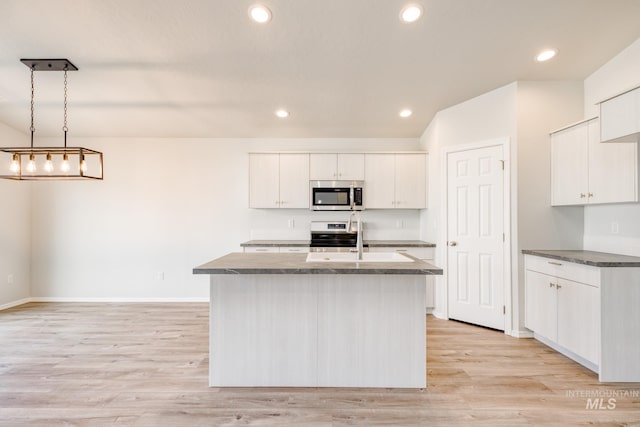 kitchen featuring light wood-style flooring, an island with sink, stainless steel appliances, and a sink