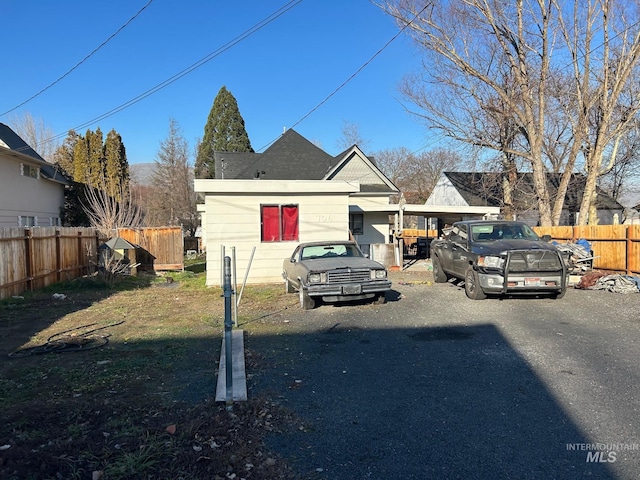 view of front of property featuring fence