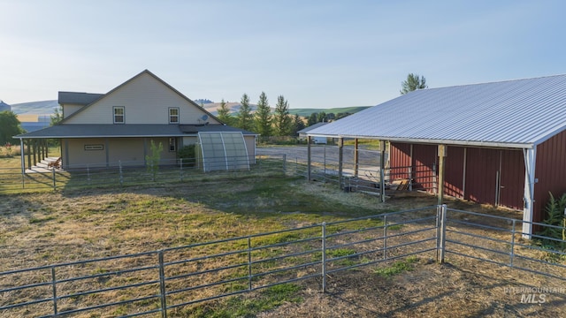 view of yard featuring driveway, an exterior structure, and an outdoor structure